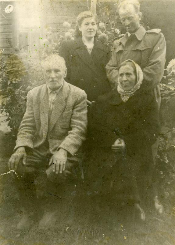 KKE 2255.jpg - Fot. Grupowe. Od lewej w dolnym rzędzie: Krzysztof i Adela Bujko – rodzice Marii Kołakowskiej (z domu Bujko). Od lewej w górnym rzędzie: pierwszy Zuzanna Czerniawska (z domu Bujko) - siostra Marii Kołakowskiej (z domu Bujko) i Jan Bujko, Komaje, 1957 r.